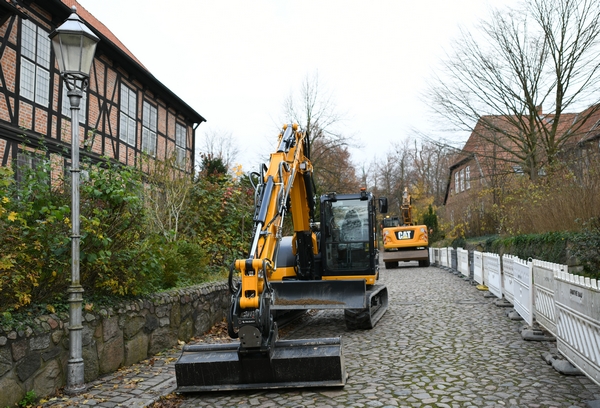 Bild vergrößern: Schwere Baumaschinen sind bereit für den Beginn der Erneuerung der Domhalbinsel und zur Neugestaltung des Ratzeburger Domhofes
