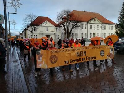 Vielfältige Aktionen zur  UN-Kampagne 'Orange The World'  in Ratzeburg