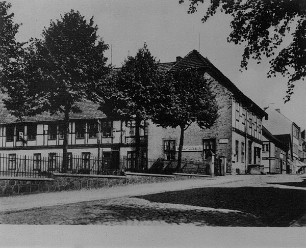 Bild vergrößern: In der ehemaligen Dänischen Kaserne in der Schrangenstraße in Höhe des Bauhofes war bis 1957 die Mädchenschule untergebracht. Ab 1957 beherbergte sie die Inselvolksschule.