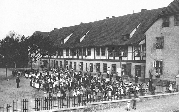 Bild vergrößern: In der ehemaligen Dänischen Kaserne in der Schrangenstraße in Höhe des Bauhofes war bis 1957 die Mädchenschule untergebracht. Ab 1957 beherbergte sie die Inselvolksschule.