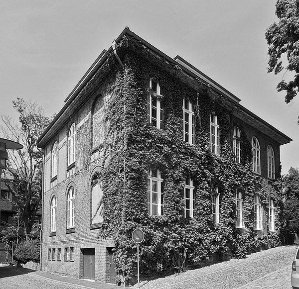 Bild vergrößern: Das ehemalige Präparandeum in der Barlachstraße beherbergt ab 1967 Fachräume der Pestalozzischule.