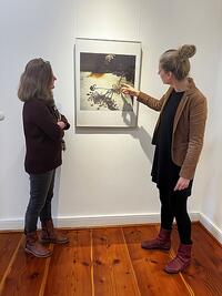 Bild vergr&ouml;&szlig;ern: Museumsleiterin Dr. Anke M&uuml;hrenberg und Kuratorin Susanne Petersen M.A. vor einer Arbeit von Strawalde.