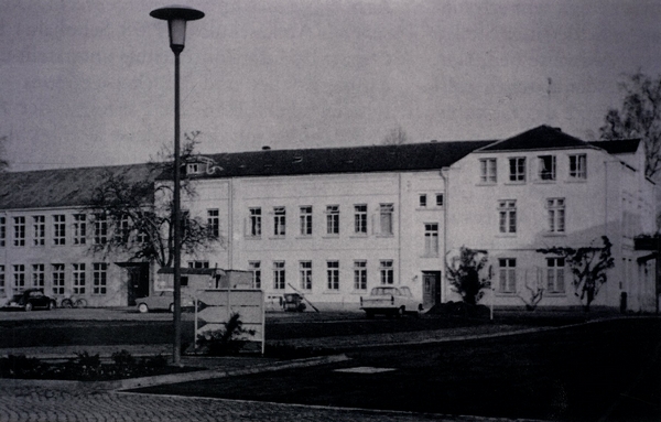 Bild vergrößern: Das alte Alumnat und der Verbindungsflügel zur Lauenburgischen Gelehrtenschule 'Unter den Linden'.