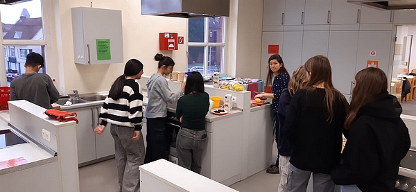 Bild vergrößern: 'Slow Food und Sinnestraining' Jugendliche lernen beim gemeinsamen Kochen einen selbstbestimmten Umgang mit Lebensmitteln