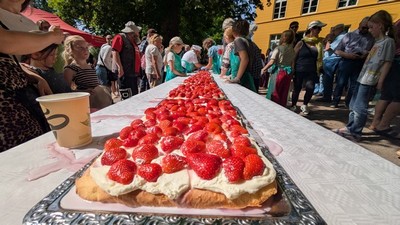 Ratzeburg feiert am 'Ehrentag' mit einem riesigem Erdbeerkuchen das Miteinander