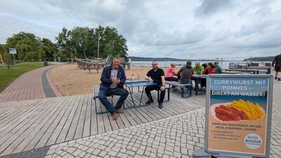 B&uuml;rgermeister Eckhard Graf (li.) und Kioskbetreiber Ramez Payenda bereiten gemeinsam die Teil&ouml;ffnung des Strandbades an der Ratzeburger Schlo&szlig;wiese vor