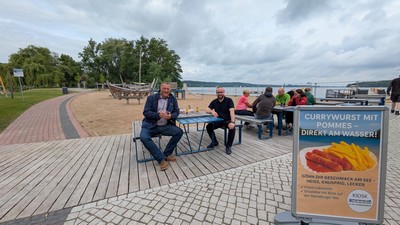 B&uuml;rgermeister Eckhard Graf (li.) und Kioskbetreiber Ramez Payenda bereiten gemeinsam die Teil&ouml;ffnung des Strandbades an der Ratzeburger Schlo&szlig;wiese vor