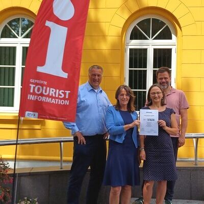 Von links nach rechts: B&uuml;rgermeister Eckhard Graf, Uta Steffen (Projektleitung Herzogtum barrierefrei bei der HLMS), Jaana Trebesius (Leitung Tourismus und Stadtmarketing Ratzeburg) sowie G&uuml;nter Schmidt (Gesch&auml;ftsf&uuml;hrer der HLMS), bei der &Uuml;bergabe der Urk