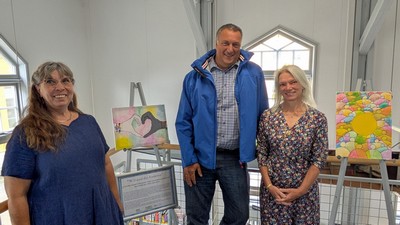 'WIR und die ANDEREN' - Ein Schul-Kunstprojekt zu Identit&auml;t und Zugeh&ouml;rigkeit pr&auml;sentiert sich in der Ratzeburger Stadtb&uuml;cherei