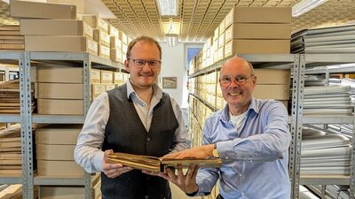 Der designierte Stadtarchivar Martin M&uuml;nke (li.) und der scheidende Stadtarchivar Christian Lopau bereiten gemeinsam einen R&uuml;ckblick auf den Neustart der Demokratie in Ratzeburg und Umland nach 1945 vor