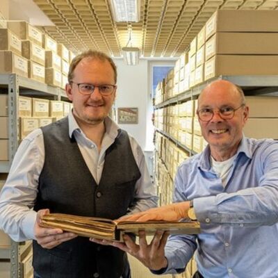 Der designierte Stadtarchivar Martin M&uuml;nke (li.) und der scheidende Stadtarchivar Christian Lopau bereiten gemeinsam einen R&uuml;ckblick auf den Neustart der Demokratie in Ratzeburg und Umland nach 1945 vor