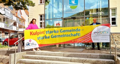 "80 Jahre Schleswig-Holstein = 80 Jahre Frieden, Demokratie & Freiheit" Stra&szlig;enbanner erinnern in den Gemeinden des Amtes Lauenburgische Seen an eine Erfolgsgeschichte